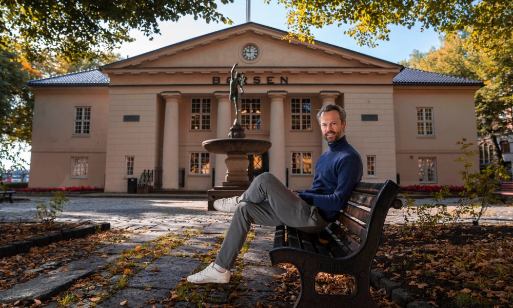 Pensjonsrådgiver Øyvind Bendz Strøm foran Oslo Børs.
