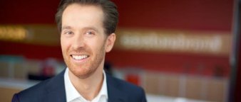 Ung, smilende mann i dress og skjorte Ung, smilende mann i dress og skjorte