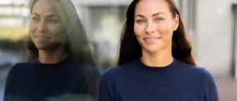 Cecilie Tvetenstrand står foran et vindu. Cecilie Tvetenstrand står foran et vindu.
