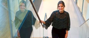 Ida Hallin Henriksen kommer gående i trappen i Storebrands lokaler på Lysaker. Ida Hallin Henriksen kommer gående i trappen i Storebrands lokaler på Lysaker.