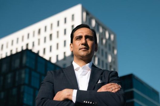 Portrett av Adil Shah foran Barcode i Oslo