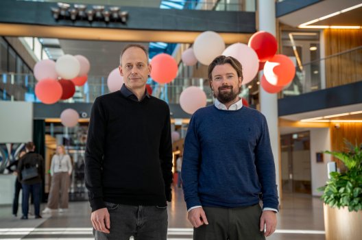 Portrett av Erik Kaland og Joar Hagatun i Storebrands lokaler på Lysaker