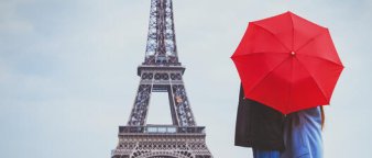 Illustrasjonsfoto: ungt par under paraplyen i Paris. Illustrasjonsfoto: ungt par under paraplyen i Paris.