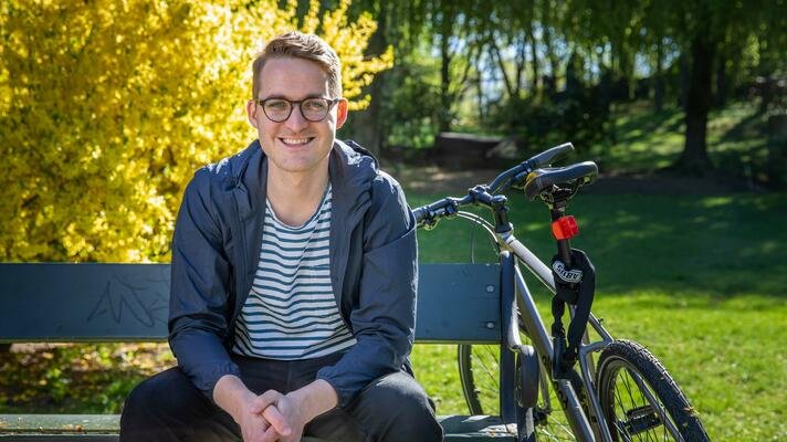 Torgeir Mortensen sitter på en benk.