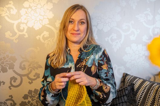 Bjørg Mykløy med strikketøyet sitt.