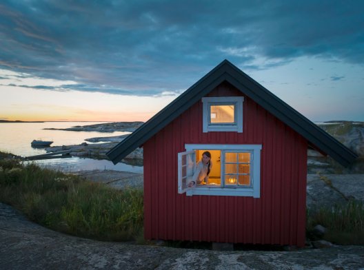 Illustrasjonsfoto: Rød hytte ved sjøen Illustrasjonsfoto: Rød hytte ved sjøen