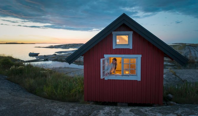 Illustrasjonsfoto: Rød hytte ved sjøen