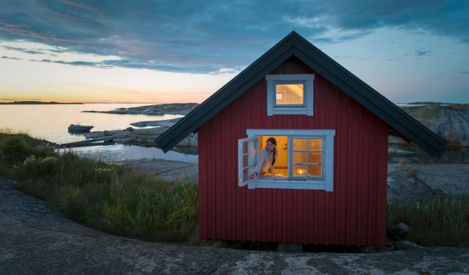 Illustrasjonsfoto: Rød hytte ved sjøen Illustrasjonsfoto: Rød hytte ved sjøen