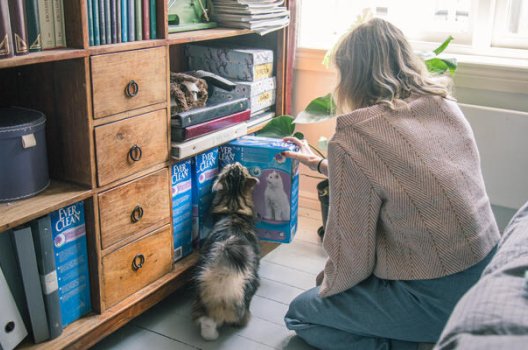 Petra sitter på gulvet med katten