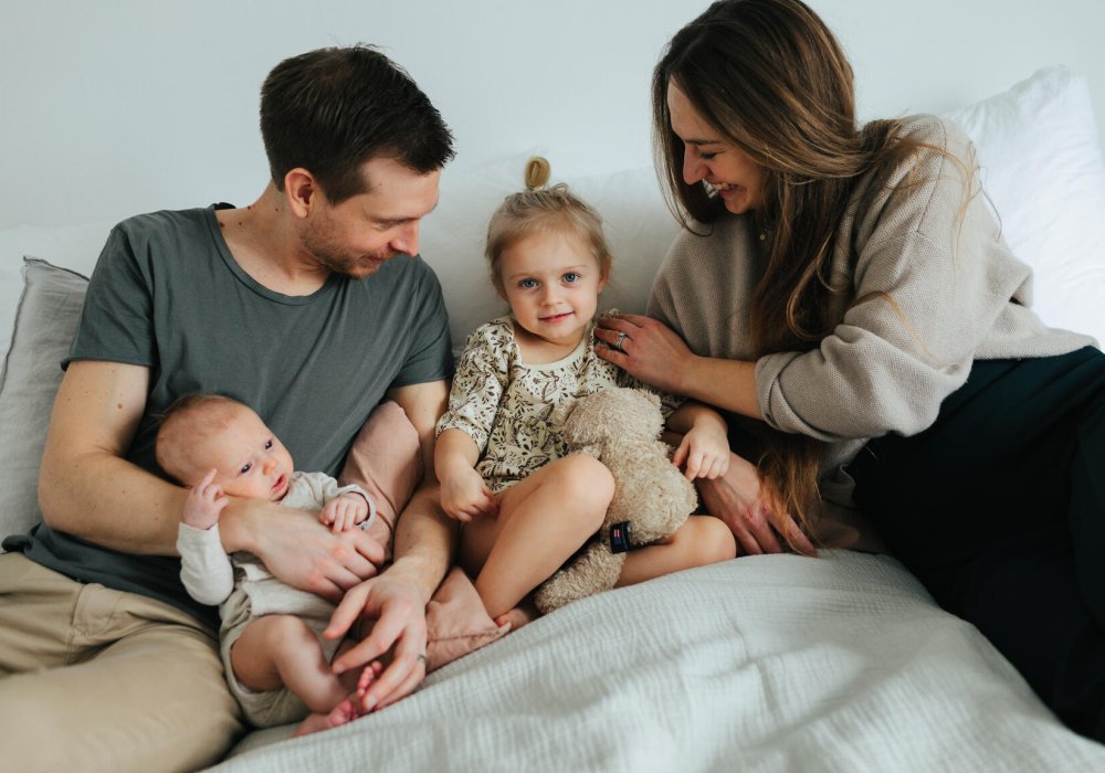 Familie med to små barn.