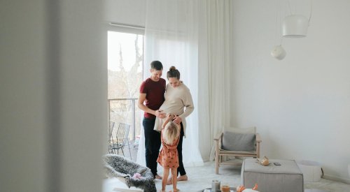 Illustrasjonsfoto: hele familien er gravid og venter spent på en liten bror eller søster. Illustrasjonsfoto: hele familien er gravid og venter spent på en liten bror eller søster.