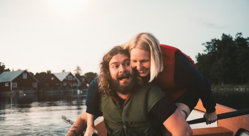 Illustrasjonsfoto: ungt par i robåt.