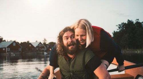 Illustrasjonsfoto: ungt par i robåt. Illustrasjonsfoto: ungt par i robåt.