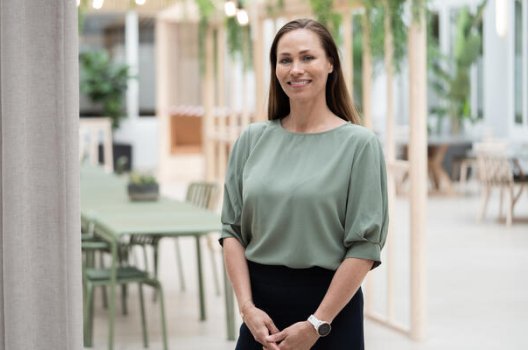 Portrett av Cecilie Tvetenstrand som smiler til kamera