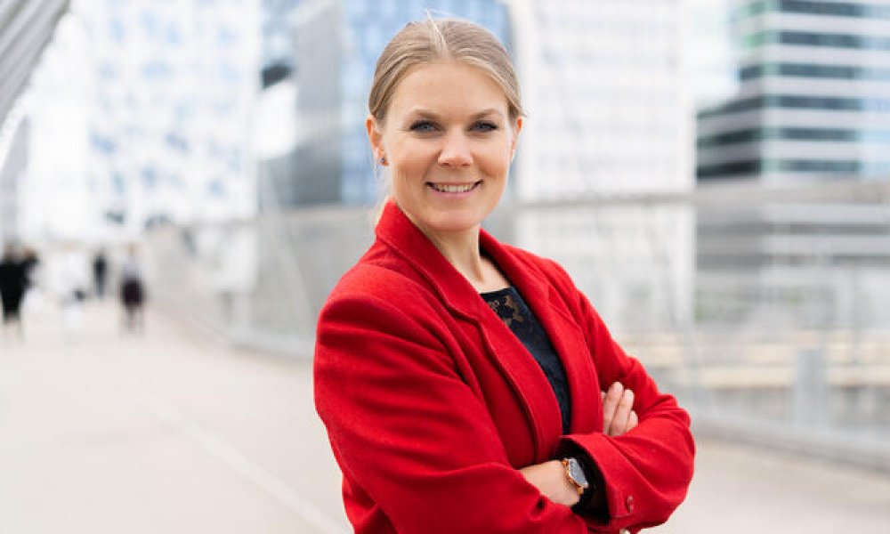 Fondsforvalter Sunniva Bratt Slette i rød blazer i Barcode i Oslo.