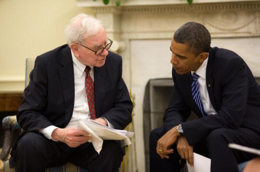 Warren Buffett i prat med den amerikanske presidenten Barack Obama