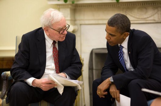 Warren Buffett i prat med den amerikanske presidenten Barack Obama Warren Buffett i prat med den amerikanske presidenten Barack Obama