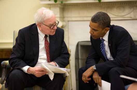 Warren Buffett i prat med den amerikanske presidenten Barack Obama