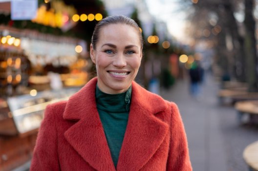 Portrett av Cecilie Tvetenstrand i rød blazer