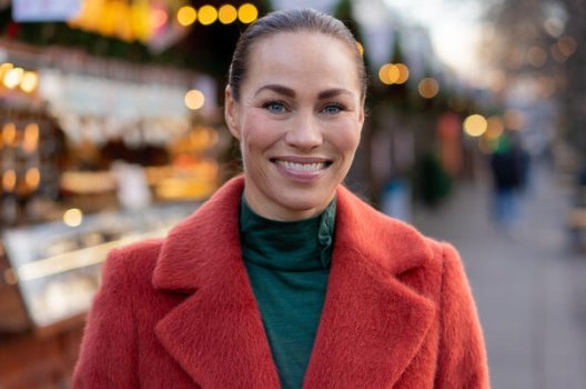 Portrett av Cecilie Tvetenstrand i rød blazer Portrett av Cecilie Tvetenstrand i rød blazer