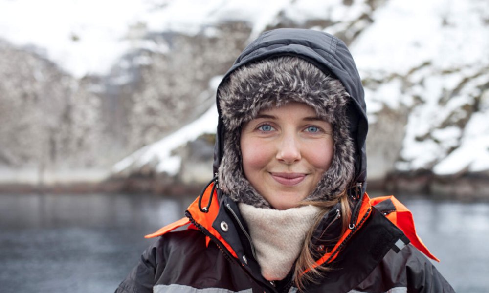 Illustrasjonsfoto: Dame med pelslue og kjeledress utendørs om vinteren 