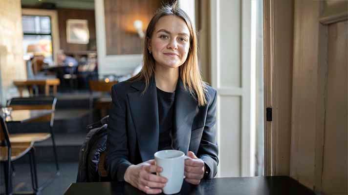 Frida (28) som snakker om pensjonsordning på arbeidsplassen.