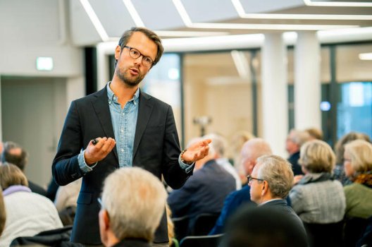 Pensjonsøkonom Øyvind Bends Strøm foredrar på et pensjonsseminar.