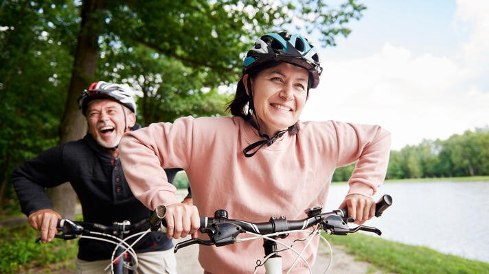 Illusstrasjonsfoto: par på sykkeltur.
