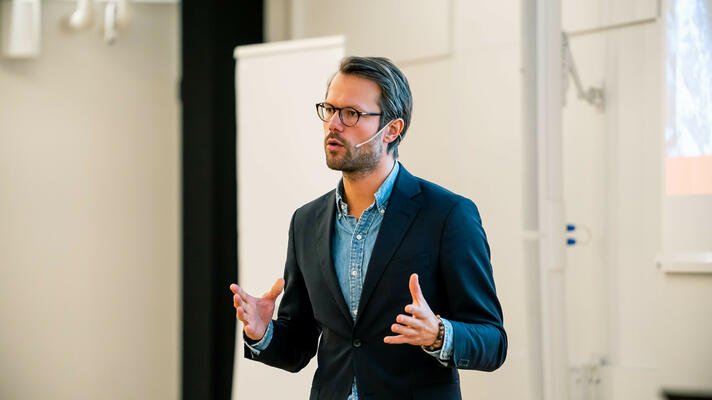 Øyvind Bendz Strøm holder foredrag om pensjon og sparing.