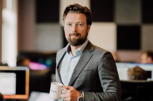 Portrett av Joar Hagatun med kaffekopp Portrett av Joar Hagatun med kaffekopp