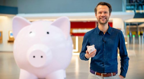 Øyvind Bendz Strøm holder en sparegris Øyvind Bendz Strøm holder en sparegris
